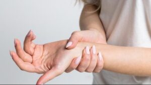 أعراض الروماتويد في اليد